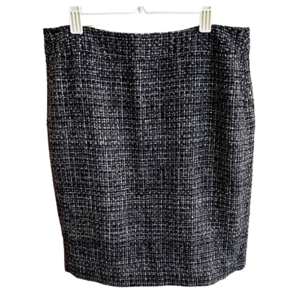 Women's Banana Republic Pencil Skirt. Size 6. Black and White.